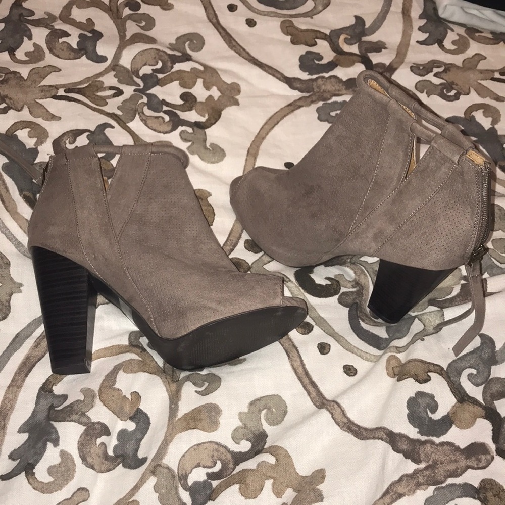 Qupid Taupe Heels